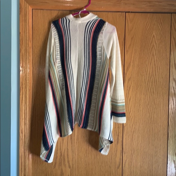 Fun light weight sweater! Great with white capris! - Picture 2 of 2